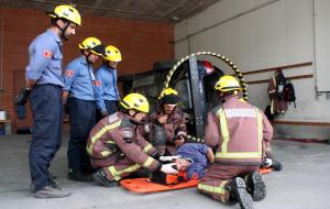 Un bomber crea una plataforma que permet bolcar vehicles per practicar rescats en situacions extremes