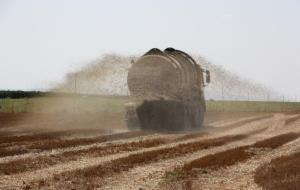 Un camió cisterna abocant purins en una finca com a fertilitzant. ACN