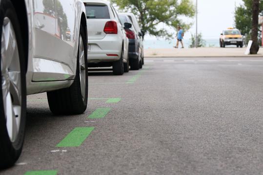 Un carrer amb zona verda d'aparcament a Vilanova i la Geltrú. ACN/ Gemma Sánchez