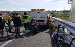 Un ciclista de 43 anys, ferit greu en un accident a la C-31 a Vilanova