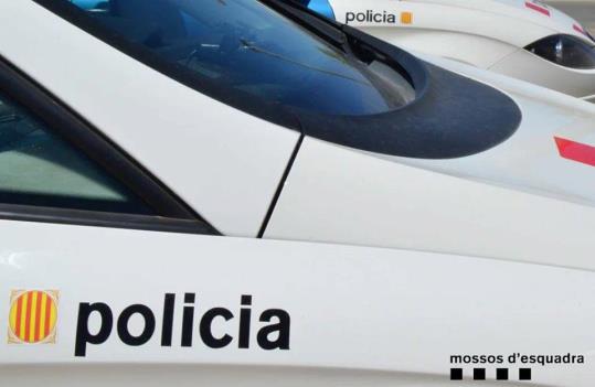 Un cotxe patrulla dels Mossos d'Esquadra xoca contra un ciclomotor a la rambla Ventosa de Vilanova. Mossos d'Esquadra