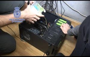 Un dels discs durs decomissats en l'operació contra un grup de cibercriminals a Espanya i Gran Bretanya. Cos Nacional de Policia