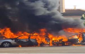 Un espectacular incendi calcina dos cotxes a la carretera dels Cards, a Ribes. Ajt Sant Pere de Ribes
