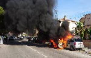 Un espectacular incendi calcina dos cotxes a la carretera dels Cards, a Ribes