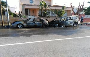 Un espectacular incendi calcina dos cotxes a la carretera dels Cards, a Ribes