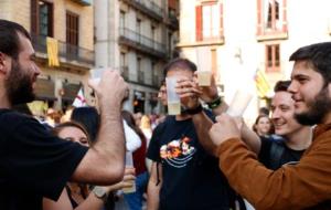 Un grup d'amics celebrant la proclamació de la República catalana a la Plaça Sant Jaume, el 27 d'octubre de 2017. ACN / Andrea Zamorano