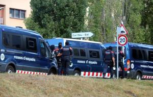 Un grup de Mossos durant l'escorcoll al bloc de Ripoll aquest 18 d'agost del 2017 en el marc de la investigació per l'atemptat. ACN