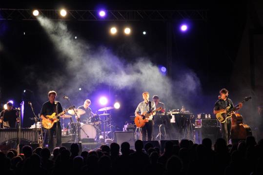 Un instant durant el concert de Calexico, l'únic espectacle que han fet aquest estiu a Catalunya. ACN/ Festival Empúries