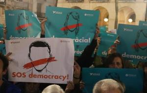 Un miler de persones es concentren a Vilanova per reclamar l'alliberament dels 'Jordis' i dels consellers destituïts