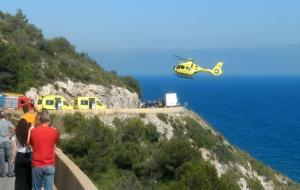 Un motorista ferit crític en topar amb un camió a les Costes del Garraf