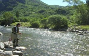 Un pescador practicant la pesca en un riu pirinenc. Generalitat de Catalunya