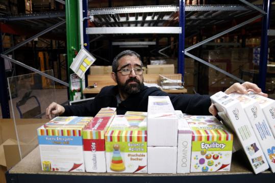 Un treballador d'una fàbrica de joguines a Dénia col·loca les caixes per ser distribuïdes. ACN