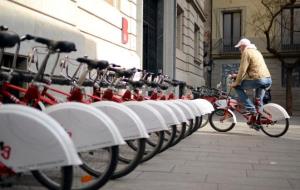 Un usuari deixa el bicing a la parada del portal de l'àngel. ACN