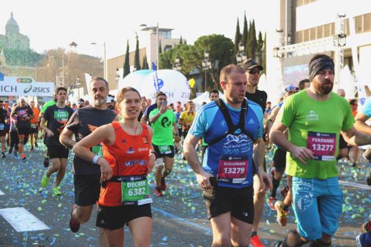 Una atleta en primer pla, a la sortida des de l'avinguda Maria Cristina de la 39a edició de la Zurich Marató de Barcelona. ACN