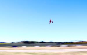 Una avioneta fent acrobàcies al cel de l'Aeròdrom d'Òdena, el 6 de maig de 2017