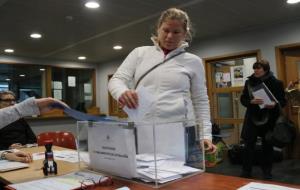 Una dona diposita el seu vot a l'oficina consular espanyola a Brussel·les el 17 de desembre. ACN
