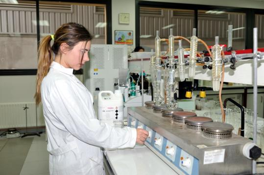 Una estudiant als laboratoris del Campus Universitari d'Igualada. Lidera