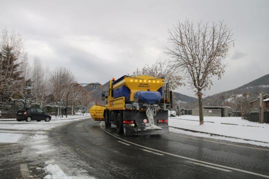 Una màquina llevaneu treballant a una carretera del Ripollès aquest 1 de desembre del 2017. ACN