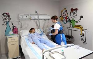 Una pacient pediàtrica que rebrà el tractament amb radiofàrmacs en les noves instal·lacions de l'Hospital Vall d'Hebron. Hospital Vall d'Hebron