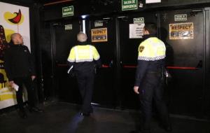 Una patrulla de la Guàrdia Urbana de Barcelona comprova les sortides d'emergència de Razzmatazz davant el propietari de la sala. ACN