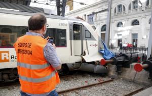 Una persona de l'equip d'emergències de Renfe fa una fotografia a la part davantera del tren accidentat