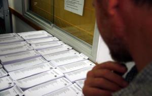 Una persona dubta entre les paperetes situades al col·legi electoral del Centre Cívic 'El Turó', a Sant Vicenç dels Horts. ACN