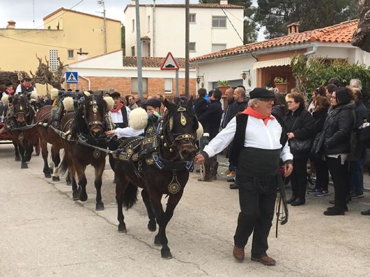 Una quarantena de carros participen als Tres Tombs de Les Peces, a Albinyana. Ajuntament d'Albinyana