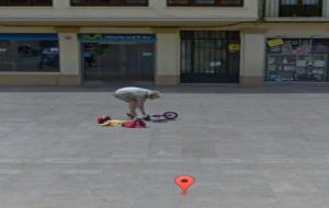 Una vilafranquina arrassa a Twitter pel que ha descobert a la plaça de la Vila amb Google Maps