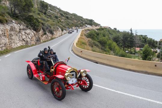 Una vuitantena de vehicles participen al Ral·li Internacional de Cotxes d'Època Barcelona-Sitges. EIX