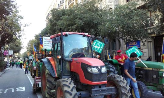 Unió de Pagesos demana estacionar els tractors a les places dels pobles dimarts amb motiu de l'aturada general. Unió de Pagesos