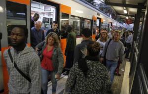 Usuaris de Rodalies entrant i sortint d'un vagó a l'estació de Mataró, durant la jornada d'aturada general a Catalunya. ACN