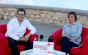 Vicente i Gasulla, somrients, abans d'atendre els mitjans de comunicació en roda de premsa en una balconada al costat del mar. ACN