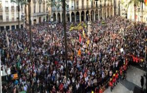 Vilanova i la Geltru. Milers de persones tornen a sortir al carrer aquesta tarda en concentracions davant dels ajuntaments. EIX