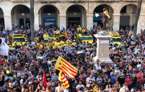 Vilanova i la Geltru. Milers de persones tornen a sortir al carrer aquesta tarda en concentracions davant dels ajuntaments