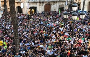 Vilanova i la Geltru. Milers de persones tornen a sortir al carrer aquesta tarda en concentracions davant dels ajuntaments