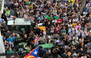 Vilanova i la Geltru. Milers de persones tornen a sortir al carrer aquesta tarda en concentracions davant dels ajuntaments