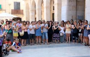 Vilanova i la Geltrú recorda amb un minut de silenci el nen que va morir ofegat a la piscina durant un casal d'estiu. ACN