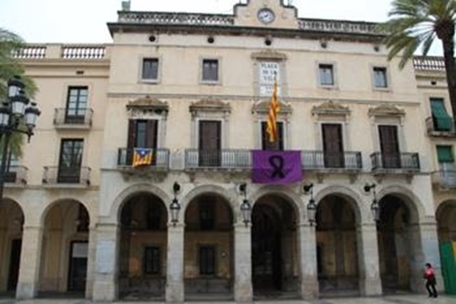 Vilanova penja la bandera lila amb un crespó negre a l'Ajuntament pels darrers assassinats masclistes. Ajuntament de Vilanova