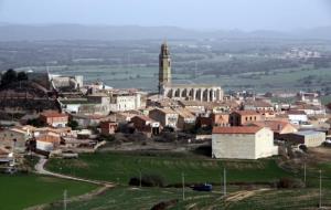 Vistes generals des d'un turó del municipi de Calaf i del seu campanar. ACN