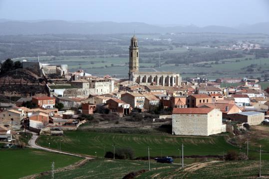 Vistes generals des d'un turó del municipi de Calaf i del seu campanar. ACN