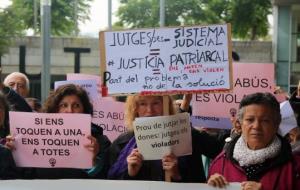 150 persones protesten als jutjats de Vilanova contra la condemna “tova” a un veí de Ribes que va violar la seva neboda. ACN