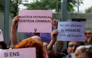 150 persones protesten als jutjats de Vilanova contra la condemna “tova” a un veí de Ribes que va violar la seva neboda