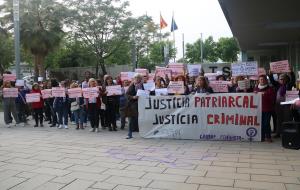 150 persones protesten als jutjats de Vilanova contra la condemna “tova” a un veí de Ribes que va violar la seva neboda