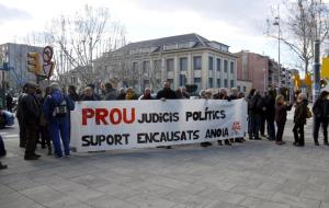 200 persones es concentren als Jutjats d'Igualada per donar suport als investigats pels talls a l'A-2 durant el 8-N