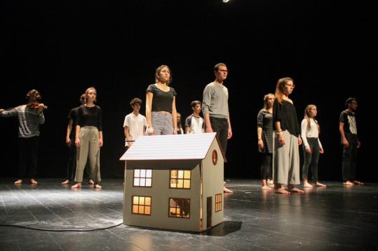 370 persones assisteixen a l’estrena de l’acció teatral “Casa” sobre les causes del refugi. CC Garraf