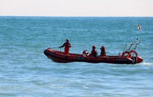 Acaba sense resultats el tercer dia de recerca de l’home desaparegut a la platja de Sitges