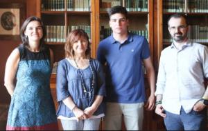 Adrià Sistané rep el Premi de Recerca per a la Pau per un treball sobre la renda bàsica universal. CC Garraf