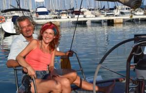 Adriana Alias Alemany i David Collatuzzo ho deixen tot i emprenen l’aventura de viure en un veler. Marta González