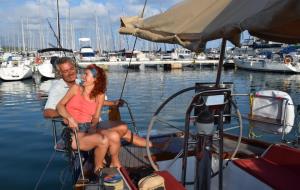 Adriana Alias Alemany i David Collatuzzo ho deixen tot i emprenen l’aventura de viure en un veler