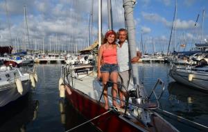Adriana Alias Alemany i David Collatuzzo ho deixen tot i emprenen l’aventura de viure en un veler